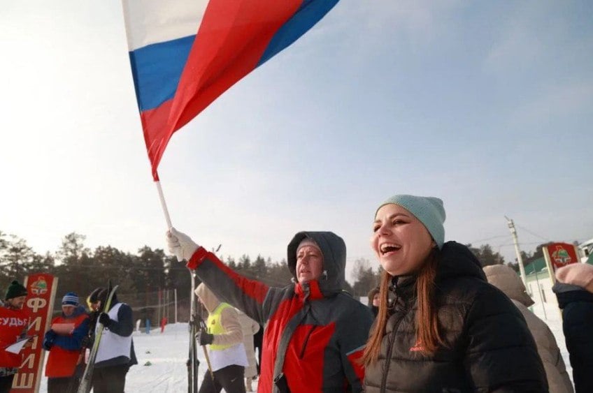 В Барнауле прошел День здоровья профсоюза строителей в честь Года защитника Отечества  15 февраля на лыжной базе "Локомотив" состоялся традиционный "День здоровья", организованный профсоюзом работников строительства и промышленности строительных материалов. Главным событием эстафеты стал импровизированный биатлон – лыжные гонки с метанием в цель. Участники также соревновались в метании валенка, бросках копья, игре в городки, керлинге и командном катании на лыжах-"великанах".    Мероприятие, собравшее около 150 человек, проводится уже четвертый год подряд. По словам участников, оно укрепляет командный дух и дарит яркие эмоции.    "Каждый год мы обновляем программу, оставляя неизменными лишь лыжи как главный зимний вид спорта. Веселые старты всегда включают что-то новое, чтобы поддерживать интерес", – отметил председатель Алтайской краевой организации профсоюза Андрей Замороко.    Отмечается, что почетным гостем праздника стал российский борец греко-римского стиля, призер чемпионатов России и Европы Виталий Щур. Подробнее о том, как прошёл праздник — в материале "Толка".    ТОЛК