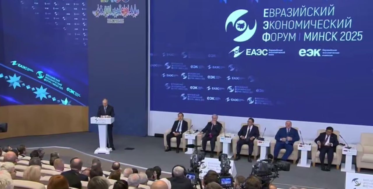 Владимир Путин: "Запад хочет украсть наши золотовалютные резервы. Но как юрист я вам скажу: кража — это тайное хищение чужого имущества. А здесь будет открытое хищение, то есть грабёж". Прислать новость
