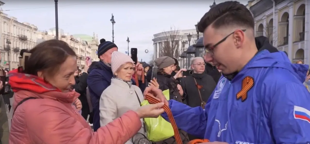 Всероссийская акция по раздаче георгиевских лент начнется в Петербурге у станции метро Гостиный двор 22 апреля в 16 00 Событие будет посвящено Великой Победе Марафон памяти начнется праздничной программой На интерактивной площадке прозвучат песни военных лет начнут работать тематические выставки и фотозоны с участием реконструкторов Всего в Петербурге подготовят 650 тысяч оранжево черных лент Их можно получить не только у станции метро но и в центрах Мои документы офисах Почты России Сбербанка и ЕИРЦ Акция продолжится и в преддверии Дня Победы 2 мая ленты будут раздавать у вестибюлей метрополитена с 12 00 до 14 00 а 8 мая с 17 00 до 19 00 Фото скриншот с видео Город Подпишись на Город Telegram MAX ВК