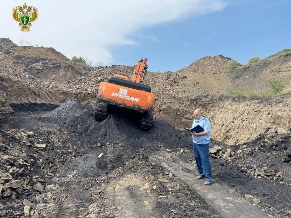 В Антрацитовском районе нашли нелегальную копанку угля В Антрацитовском районе Луганской Народной Республики прокуратура выявила факт незаконной добычи угля. Для этого использовалась специализированная техника. У «горняков» лицензии на добычу полезного ископаемого не было. - Незаконная деятельность пресечена, изъято более 45 тонн угольной массы, специализированная техника изъята, - рассказали в региональной прокуратуре. Надзорным ведомством материалы проверки направлены в правоохранительные органы для привлечения лиц, организовавших незаконную добычу полезного ископаемого, к уголовной ответственности. Прокуратура ЛНР контролирует ход и результаты проверки.
