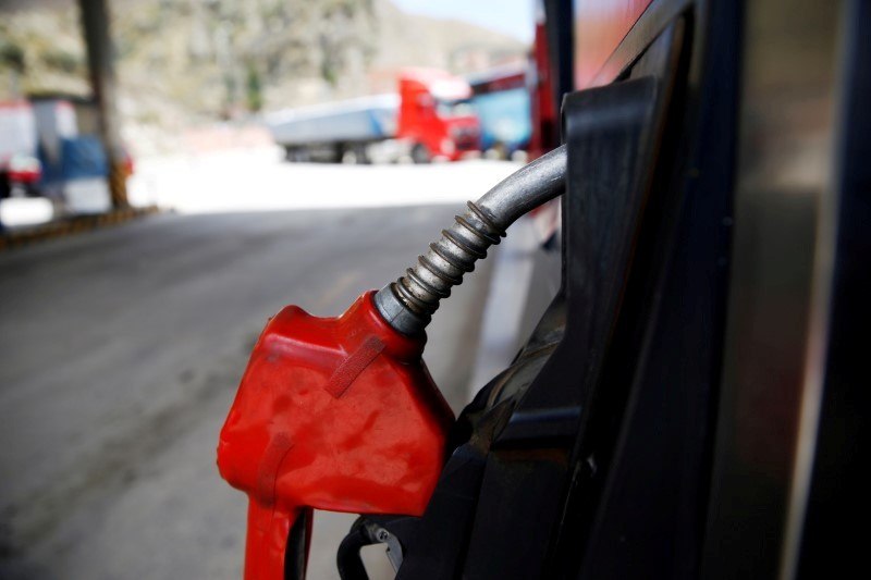 Нефть дешевеет пятый день подряд почему Цены на нефть снижаются уже пятый день подряд что является самым продолжительным снижением с начала августа Нефть Brent опустилась до 66 за баррель после падения на 2 8 за последние четыре сессии West Texas Intermediate торгуется вблизи 62 О причинах и перспективах читайте по ссылке ниже Нефть Цены Экономика ОПЕК Рынок