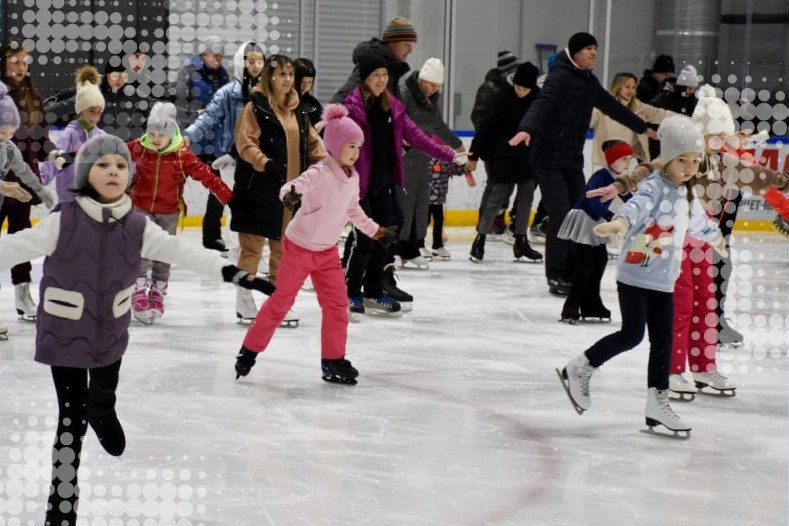 С 1 по 11 января в Чувашии проходит Декада спорта и здоровья Это время активного отдыха для всей семьи В эти дни по всей республике запланированы сотни спортивно массовых мероприятий фестивали турниры конкурсы семейные старты массовые катания и другие активности для детей и взрослых Программа проведения Декады спорта и здоровья по ссылке