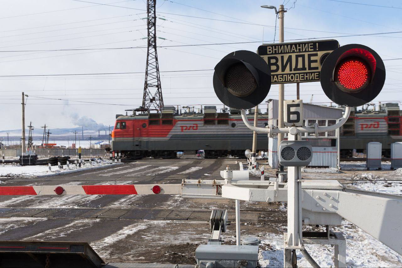 Читинской транспортной прокуратурой приняты меры к устранению нарушений закона на железнодорожных переездах в Забайкалье Читинской транспортной прокуратурой проверена проверка по обеспечению безопасности дорожного движения при содержании железнодорожных переездов на Забайкальской железной дороге Установлено что 19 железнодорожных переездов расположенных на станциях Черновская Кадала Чита І Антипиха Атамановка Новая Маккавеево не в полной мере отвечали требованиям безопасности движения В целях устранения нарушений закона транспортный прокурор внес представление начальнику Забайкальской дирекции инфраструктуры   По результатам его рассмотрения восстановлено асфальтовое и резинокордовое покрытие установлены недостающие дорожные знаки и столбики   По постановлениям прокурора 14 дорожных мастеров привлечены к административной ответственности по ч 6 ст 11 1 КоАП РФ им назначены наказания в виде штрафов ОАО РЖД привлечено по ч 1 ст 12 34 КоАП РФ назначен штраф в размере 200 тыс рублей
