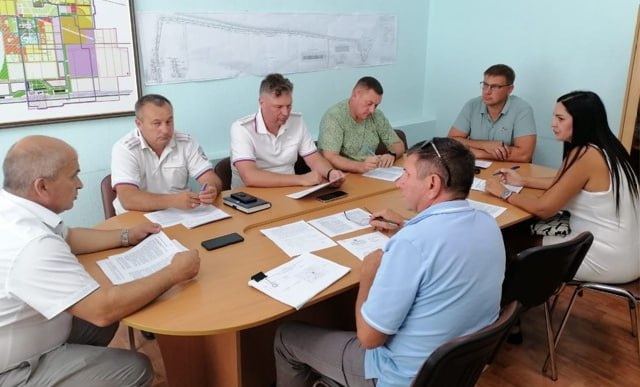 В Ейске определили зоны запрета для езды на самокатах Об этом говорили на заседании городской комиссии по безопасности дорожного движения. По данным Госавтоинспекции Ейского района за первое полугодие 2025 года произошло 25 ДТП, в которых 2 человека погибли и 24 получили травмы. Особую тревогу вызывает рост наездов на пешеходов — 14 случаев, половина из которых случилась на переходах. Для улучшения ситуации комиссия поручила: Проверить все пешеходные переходы на соответствие стандартам Определить зоны для средств индивидуальной мобильности Ввести "медленные зоны" с ограничением скорости до 8-12 км/ч Под запрет для электросамокатов попали парки, скверы, набережная и другие места массового скопления людей. Также продолжается реализация муниципальной программы по развитию дорожной инфраструктуры, включая строительство тротуаров и установку светофоров. Госавтоинспекция Кубани. Подписаться