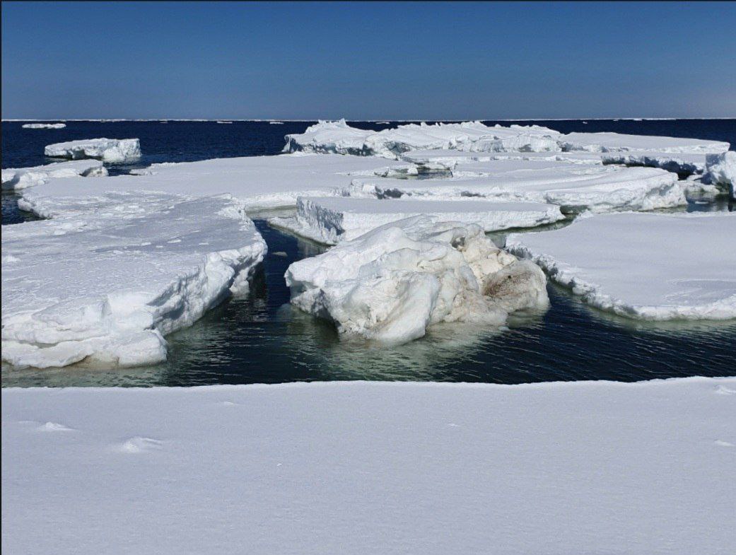 5 февраля в заливе Мордвинова и на других участках юго-восточного побережья Сахалина располагается дрейфующий лед.   Выходить на лед крайне опасно!   Единый телефон вызова экстренных служб: 112.   Сахалинское управление Росгидромета