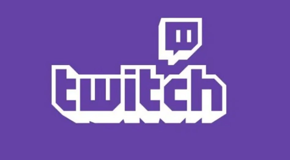 Директор Twitch отреагировал на слухи об уходе из России и объяснил ограничение качества стримов Недавно пользователи Twitch из России заметили, что пропала возможность смотреть стримы в 1080p — появилось ограничение до 720р. Это породило слухи о том, что стриминговый сервис уйдёт и з России в обозримом будущем. Генеральный директор Twitch Дэн Клэнси заявил: это не та ситуация, что была в Корее откуда действительно ушли , сейчас нет никаких планов и мыслей об уходе из РФ. Компания соблюдает санкции, из-за чего страдает качество сервиса: обслуживание стоит дороже и не получается монетизировать проект. В Twitch надеются, что ситуация с санкциями разрешится и тогда компания сможет развиваться в России лучше.