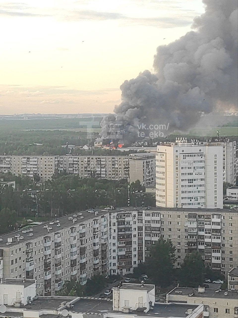 На Старой Сортировке загорелась крыша склада. На улице Монтажников горит кровля 4-этажного здания. О пострадавших информации пока нет. Пожарные уже борются с возгоранием. Подписаться Новости Екатеринбурга