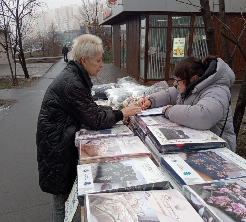 Сотрудники администрации Центрального округа провели два рейда, направленных на борьбу с несанкционированной торговлей.  В ходе проверок были выявлены нарушения на улицах Хуторской, Бойцов 9-й дивизии, Карла Маркса, Садовой, Ломакина и на проспекте Дружбы. По результатам рейдов было составлено 10 протоколов по статье 53 «Торговля в неустановленных местах» Закона Курской области от 04.01.2003 № 1-ЗКО «Об административных правонарушениях в Курской области». Протоколы были переданы в административную комиссию для рассмотрения и принятия решения.  Кроме того, с нарушителями была проведена профилактическая и разъяснительная работа.