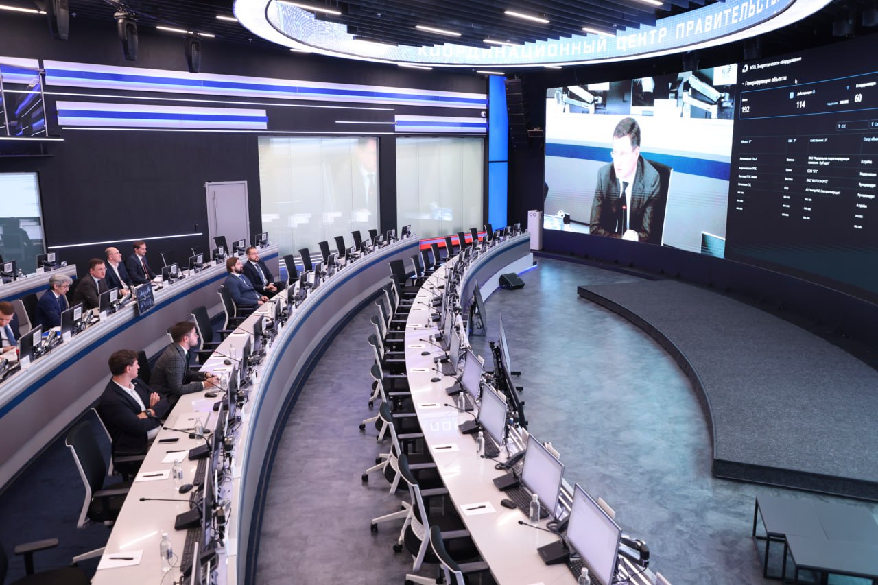 Александр Новак провел совещание по производству, ремонту и сервисному обслуживанию энергетического оборудования В совещании приняли участие представители Минэнерго, Минпромторга, руководители и представители компаний, производящих энергетическое оборудование, а также энергетических компаний. По итогам совещания вице-премьер поручил Минэнерго и Минпромторгу вести мониторинг своевременного производства и оснащения модернизируемых и строящихся генерирующих мощностей энергетическим оборудованием. Также поручено обеспечить его своевременный ремонт и сервисное обслуживание силами отечественных предприятий. Данные о сроках и условиях производства, ремонта и сервисного обслуживания энергетического оборудования будут аккумулироваться на специальной цифровой платформе, разработанной координационным центром Правительства. Компаниям, производящим оборудование соответствующей номенклатуры, а также осуществляющим его сервисное обслуживание и ремонт, поручено оперативно предоставлять в Минэнерго и Минпромторг информацию, которая будет вноситься в систему. Участники совещания также сверили баланс спроса и предложения газовых и паровых турбин российского производства в соответствии с планами оборудования новых электростанций до 2030 года. #энергетика