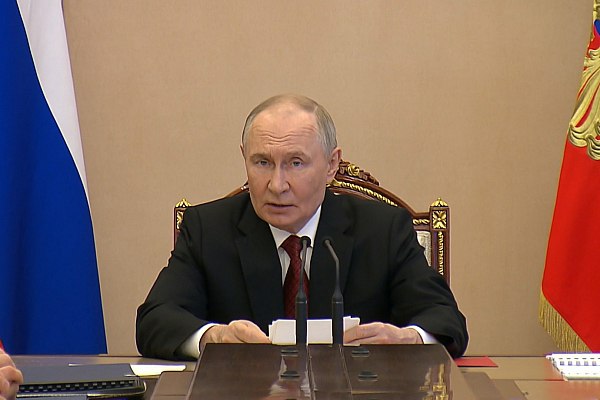Владимир Путин обсудит с кабмином развитие опорной сети аэропортов  Президент РФ Владимир Путин проведет 2 июля по видеосвязи совещание с членами правительства. Об этом сообщает ТАСС со ссылкой на пресс-службу Кремля.  "Основная тема обсуждения – развитие опорной сети аэропортов, – сообщает Кремль. – Также будут рассмотрены текущие вопросы".  С докладом выступит министр транспорта Роман Старовойт.  aviaru.net/n285215
