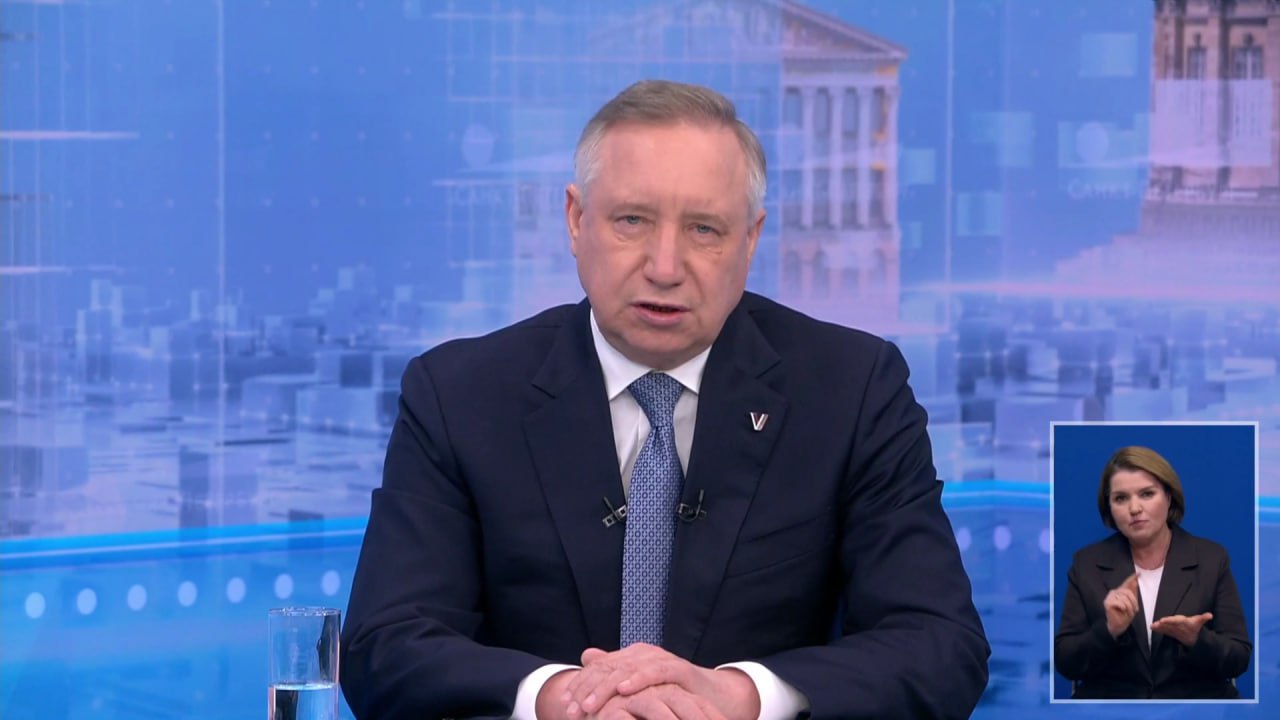 Исторический центр это не офисы а дворцы Беглов объяснил почему парковку в Петербурге нельзя сделать бесплатной на выходные Губернатор Александр Беглов сравнил свой город с Брюсселем заявив что на выходных в бельгийской столице центр вымирает а в Петербурге наоборот горожане едут гулять в центральные районы Так градоначальник объяснил почему парковку в городе нельзя сделать бесплатной на уик энд по примеру некоторых европейских столиц У Петербурга есть своя специфика Исторический центр это не офисы а дворцы и достопримечательности сказал Беглов во время прямой линии Он также рассказал что в Петербурге звучат предложения установить шлагбаумы и сделать въезд в центр города платным но власти на это не идут Платные парковки это щадящий вариант С ценами на них город не своевольничает Есть методические рекомендации Минтранса общие для всей страны заявил Беглов отвечая на вопрос о значительном подорожании парковочных мест в центре города Основной причиной введения платных парковок он назвал заботу об историческом центре Подписывайтесь на Бумагу и предлагайте новости