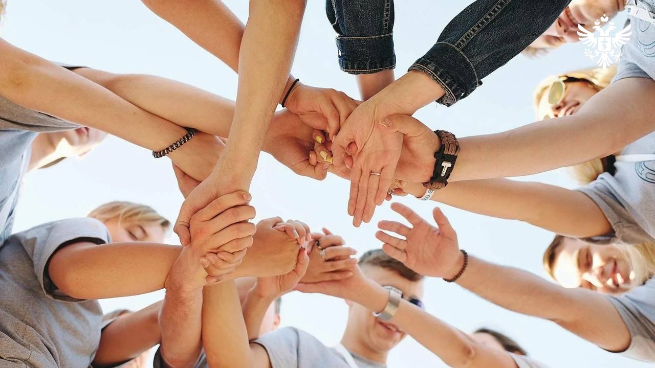 Новые конкурсы Лучший ТОС и Лучшая муниципальная практика появятся в Херсонской области В 2026 году в Херсонской области появятся два новых конкурса для поддержки общественных инициатив Лучший ТОС и Лучшая муниципальная практика Они станут частью программы Национальная политика и гражданское общество Об этом в интервью рассказала начальник Управления внутренней политики региона Оксана Калашникова Программа направлена на развитие некоммерческих организаций и органов местного самоуправления Кроме новых конкурсов участников ждут Тематические грантовые конкурсы с учетом региональной специфики Конкурс Гранты губернатора Херсонской области для социально ориентированных НКО Гражданское общество Херсонской области ещё молодое но очень активное Наша задача направить эту энергию на решение конкретных социальных задач отметила начальник Управления внутренней политики Оксана Калашникова На сегодня в регионе зарегистрировано около 300 некоммерческих организаций и порядка 30 органов ТОС которые станут основными участниками программы Сайт ВК ОК MAX Администрация Херсонская область VGA Kherson SALDO VGA