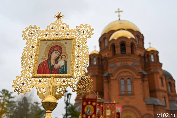 Чудотворную икону Божией Матери «Казанская» привезут в Волгоград из Витебской епархии Белорусской православной церкви  Святыню по благословению митрополита Волгоградского и Камышинского Феодора доставят 22 февраля в 11:00 в кафедральный собор святого благоверного князя Александра Невского.    Поклониться иконе можно будет до 18 мая - она побывает в монастырях и храмах всех благочиний Волгоградской епархии, где уже составлен график пребывания иконы.    События по-волгоградски  #по_волгоградски