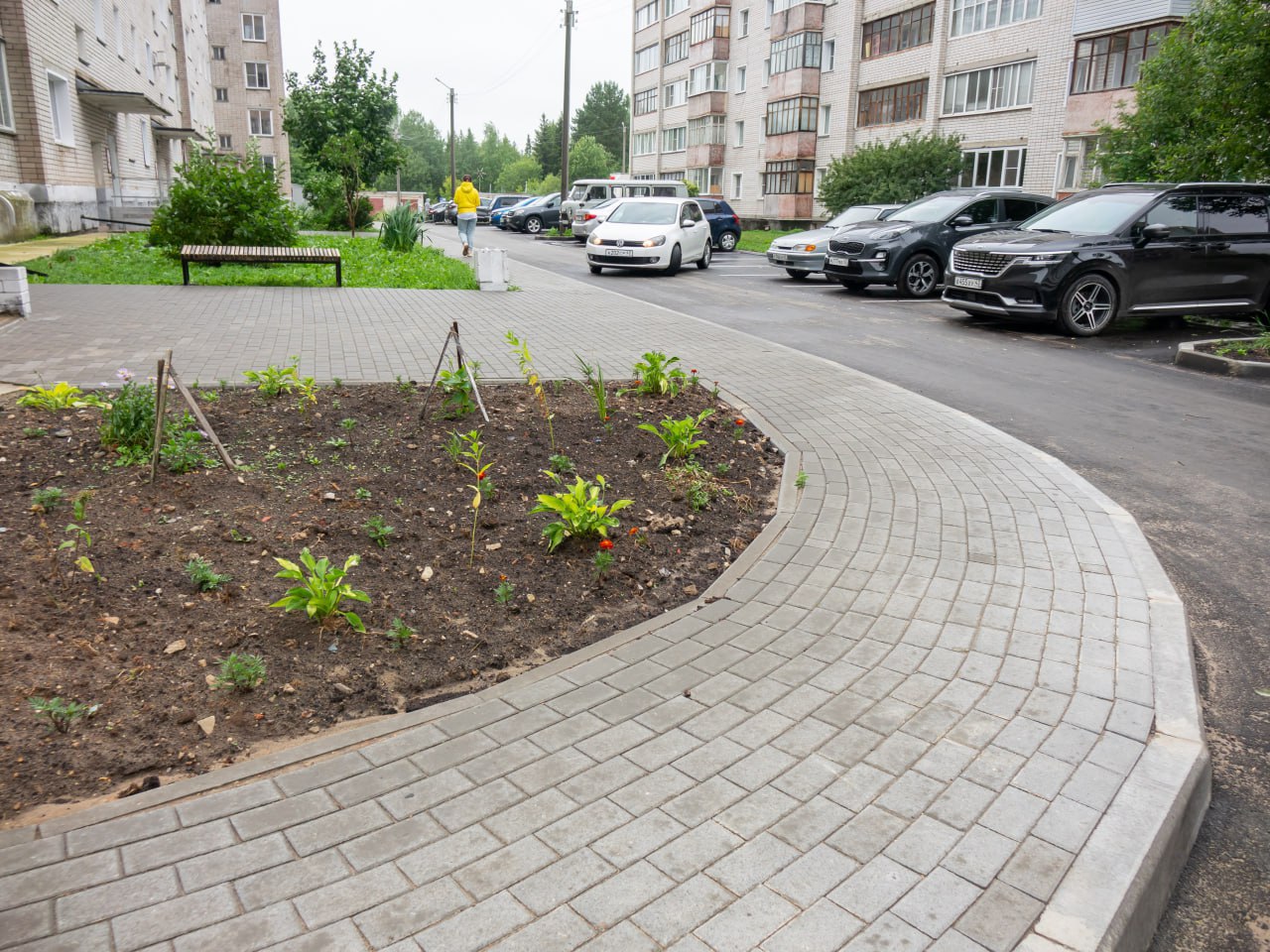 В Кировской области по инициативе губернатора Александра Соколова стартует программа Вятские дворики Её суть благоустройство дворов многоквартирных домов которые выберут сами жители В рамках первого этапа в 2026 году пройдет конкурсный отбор проектов благоустройства на втором этапе в 2027 году их реализация Планируется что с 2026 по 2029 год на благоустройство дворов многоквартирных домов направят около миллиарда рублей За счет выделенных средств во дворах можно будет привести в порядок проезды тротуары парковки установить освещение скамейки и урны Подписывайтесь на канал Кировской области в MAX