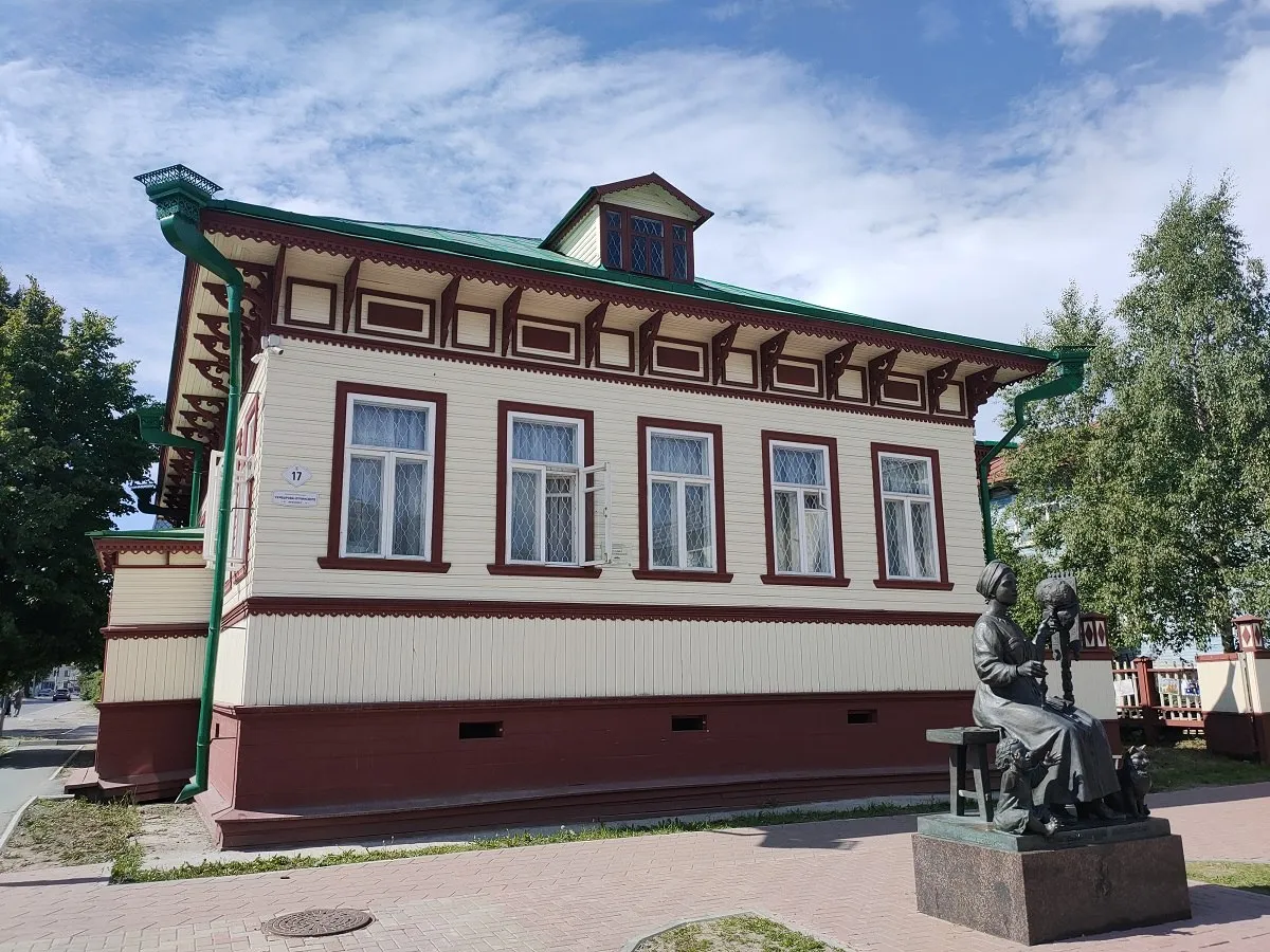 Усадьба Куницыной вновь станет площадкой Ночи музеев в Архангельске 15 мая в музее заповеднике Малые Корелы пройдет Всероссийская акция Ночь музеев посвящённая Году единства народов России Мероприятие вновь состоится в городском музейном комплексе Усадьба М Т Куницыной Трёхчасовая программа Это всё моё родное будет наполнена литературным словом музыкой творчеством интересной информацией об Архангельске Для гостей старинного дома состоятся экскурсии по новой выставке Женские профессии губернского города которая рассказывает о вкладе женщин в развитие северных территорий России На площадке посвящённой фотографии и фотоделу состоятся творческие встречи с фотографом Леонидом Кабановым и членом Русского географического общества Валентиной Синицкой В литературной гостиной Родное слово участники литобъединений Наталья Сидорова Михаил Ермолаев Наталья Кравчук Антонина Горулёва Лариса Кубракова Светлана Илязова Татьяна Тетерина будут читать стихи о малой родине Любителей творчества ждут мастер классы от художницы Юлии Воронцовой по созданию коллажа с образом родного дома и семьи а поклонников музыки игровая площадка Семейный песенник На площадке Как пройти на Псковский проспект посвящённой топонимике Архангельска можно будет вспомнить старинные названия городских улиц Ночь музеев в Усадьбе Куницыной пр Чумбарова Лучинского 17 пройдёт с 18 00 до 21 00 Справки по телефону 8182 211 485 Действует Пушкинская карта Фото Малые Корелы 6
