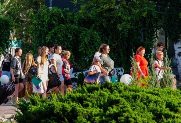 Юные мелитопольцы отправились в Евпаторию на отдых 100 детей из Мелитополя поехали на третью смену в лагерь «Юность» в пгт Заозёрное Евпатория . Это уже вторая группа школьников, отдыхающих в Крыму этим летом. Ребят ждут море, солнце, экскурсии и весёлые активности. Ранее в лагере уже побывали 250 детей — вернулись с яркими впечатлениями и новыми друзьями. Поездка организована при поддержке Архангельской области. Глава города Сергей Золотарёв поблагодарил шефов и руководство лагеря за заботу о детях. Новый Мелитополь подпишись