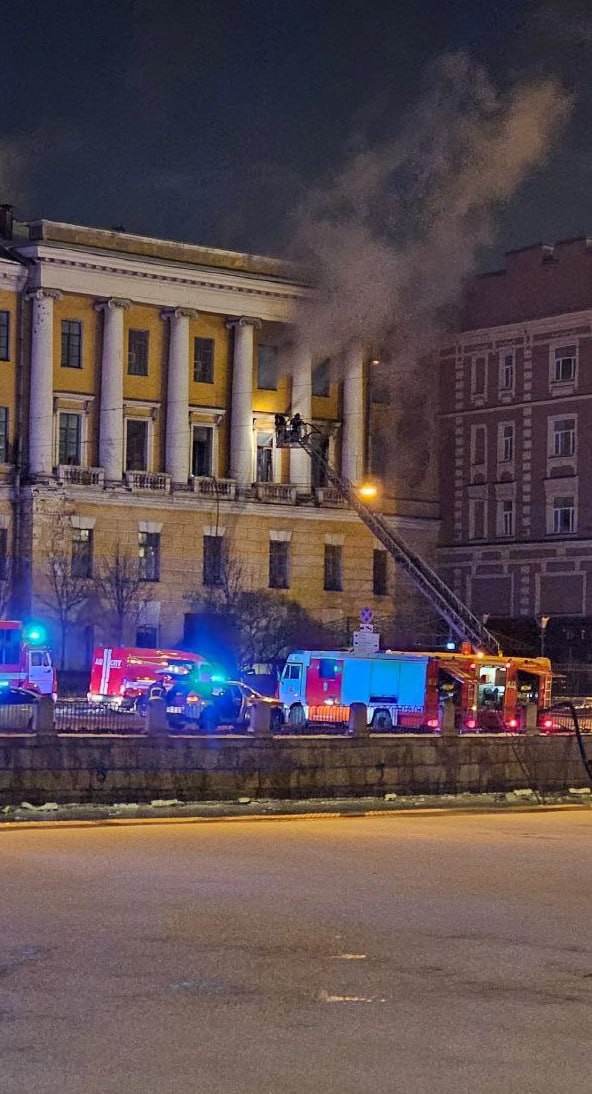 Пожар произошел в здании Обуховской больницы в центре Петербурга, передает источник РЕН ТВ.  На кадрах из соцсетей видно, что из окон на верхних этажах идет дым. Пожарные развернули автолестницу.   Обуховская больница — одна из первых городских больниц в России, является объектом культурного наследия регионального значения.       Отправить новость