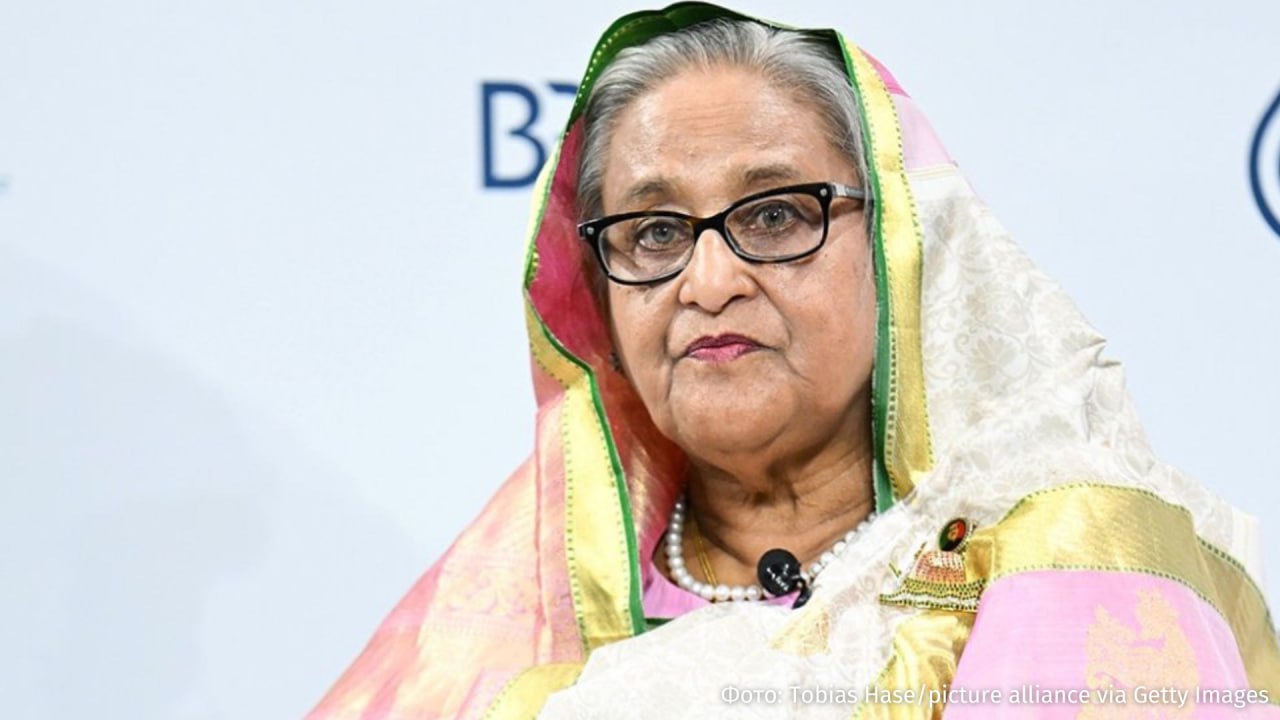 Суд Бангладеш заочно приговорил экс премьера страны Шейх Хасину к смертной казни за преступления против человечности По данным NDTV трёхчленный трибунал также вынес решение в адрес двух помощников Хасины бывшего министра внутренних дел Асадуззамана Хана Камаля и бывшего начальника полиции Чоудхури Абдуллы Аль Мамуна по тем же обвинениям Прокуроры добиваются смертной казни для обвиняемых говорится в материале Уточняется что Бангладеш находится в состоянии политических потрясений с конца 15 летней власти Хасины над Даккой а насилие омрачало предвыборную кампанию ожидаемую в феврале 2026 года По данным Организации Объединённых Наций до 1400 человек были убиты в ходе репрессий когда Хасина пыталась удержаться за власть Суд заслушал несколько месяцев заочных показаний утверждающих что она отдала приказ о массовых убийствах Она назвала этот процесс юридической шуткой РЕН ТВ в Telegram в MAX