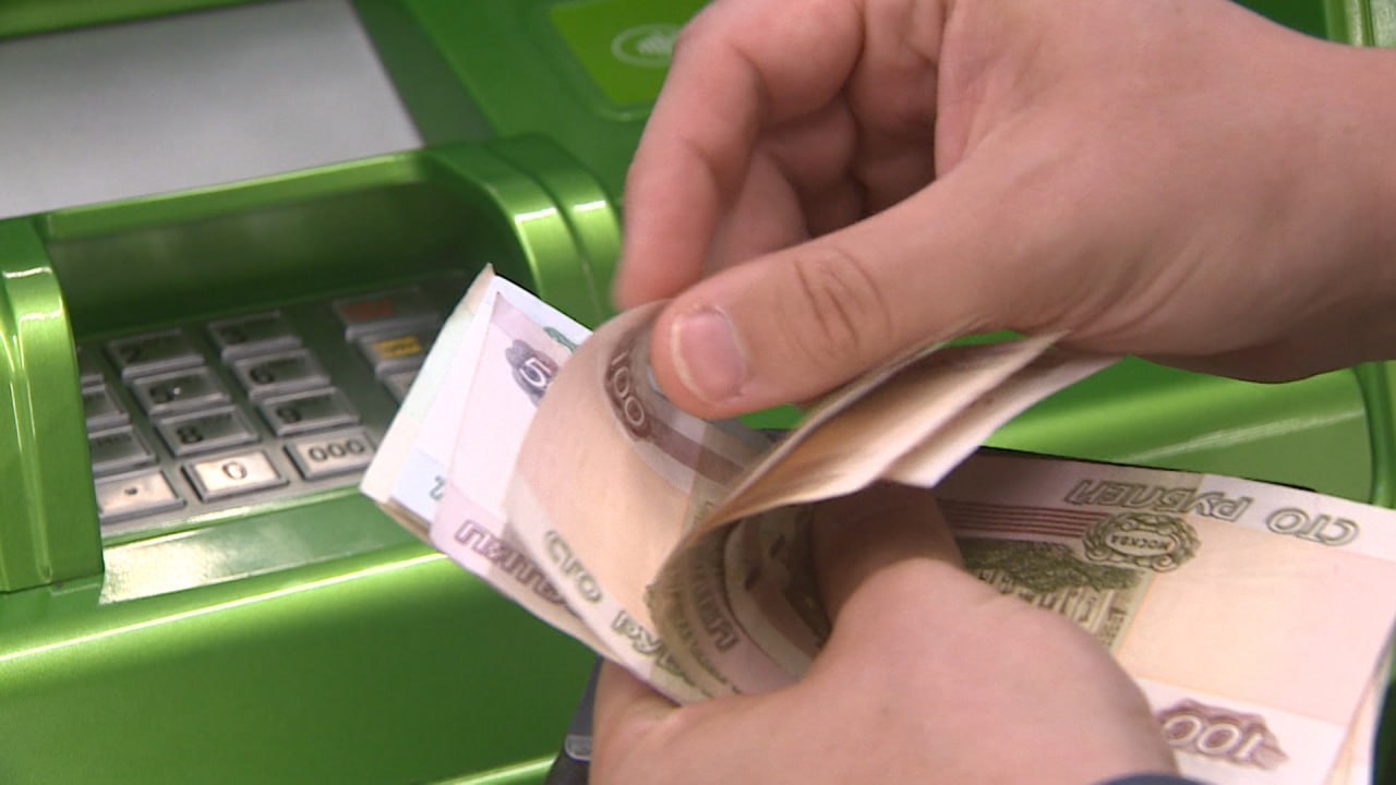 Средняя зарплата в Волгоградской области снизилась до 65 830 рублей Данные за август привел Росстат В сравнении с июлем сумма упала на 3 559 рублей В ЮФО это четвертый показатель после Астраханской 67 113 рубля и Ростовской 67 831 рубль областей а также Краснодарского края 73 453 рубля По стране самая высокая зарплата в Москве 161 101 рубль ЯНАО 173 481 рубль и на Чукотке 192 935 рублей Самая низкая в Ингушетии 39 310 рублей Чечне 42 327 рублей и Дагестане 43 277 рублей Подписаться Перейти на сайт