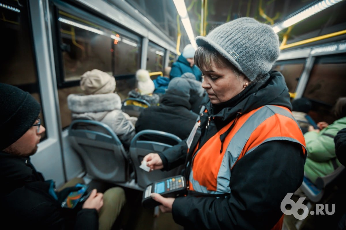 Меньше безбилетников стало в общественном транспорте Екатеринбурга Их число сократилось несмотря на подорожание проезда до 42 рублей уверяет директор Центра управления перевозок Никита Ухин Это связано с увеличением штрафа для зайцев со 100 до 2500 рублей заявил сотрудник мэрии в эфире Город FM 107 6 А вы оплачиваете проезд регулярно езжу бесплатно оплачиваю бензин   Новости из Екатеринбурга