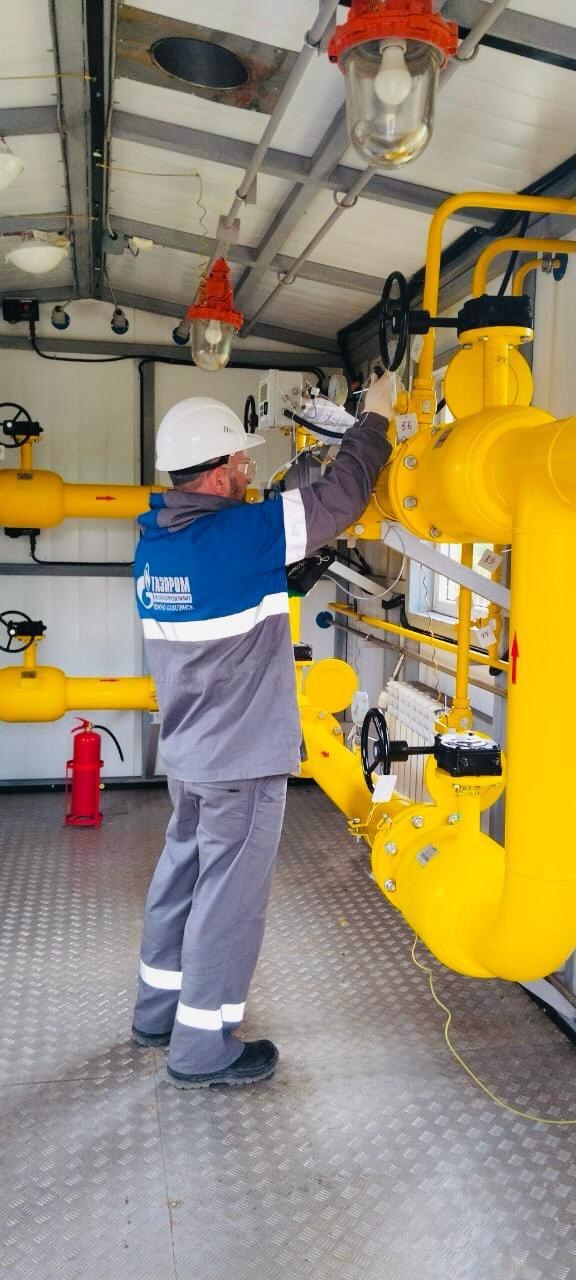 В селе Стародубское появилась возможность подключения к газу для 228 домовладений.    Специалисты «Газпром газораспределение Южно-Сахалинск» построили и ввели в эксплуатацию внутрипоселковый газопровод протяженностью 15,3 км в селе Стародубское Долинского района Сахалинской области.  «В начале июня на заседании Правительства Валерий Игоревич поручил мне взять на особый контроль догазификацию села Стародубское Долинского района. Сегодня в селе создана техническая возможность для подключения к газу 228 домовладений, в рамках президентской программы догазификации сети построены до границ 205 домовладений. Это значит, что многие семьи смогут отказаться от традиционных источников энергии и перейти на более комфортное и экологичное топливо»,  — подчеркнул Дмитрий Куварин, министр энергетики Сахалинской области.      На сегодняшний день в газораспределительную организацию подано 59 заявок на заключение договоров технологического присоединения. Это свидетельствует о высокой заинтересованности жителей в газификации.  К приему газа уже полностью готовы6 домовладений: завершено строительство сети газопотребления,а также смонтировано внутридомовое газовое оборудование.   «Мы видим, как программа догазификации меняет жизнь людей к лучшему, делая ее более комфортной и современной. Продолжим активно работать в этом направлении, чтобы как можно больше сахалинских семей получили доступ к природному газу»,  - отметил заместитель генерального директора по строительству и инвестициям ООО «Газпром газораспределение Южно-Сахалинск» Сергей Хакимов.      Программа реализуется в рамках национального проекта «Инфраструктура для жизни».  #МинэнергоСахалинКурилы #догазификация #Газификация #Газпром