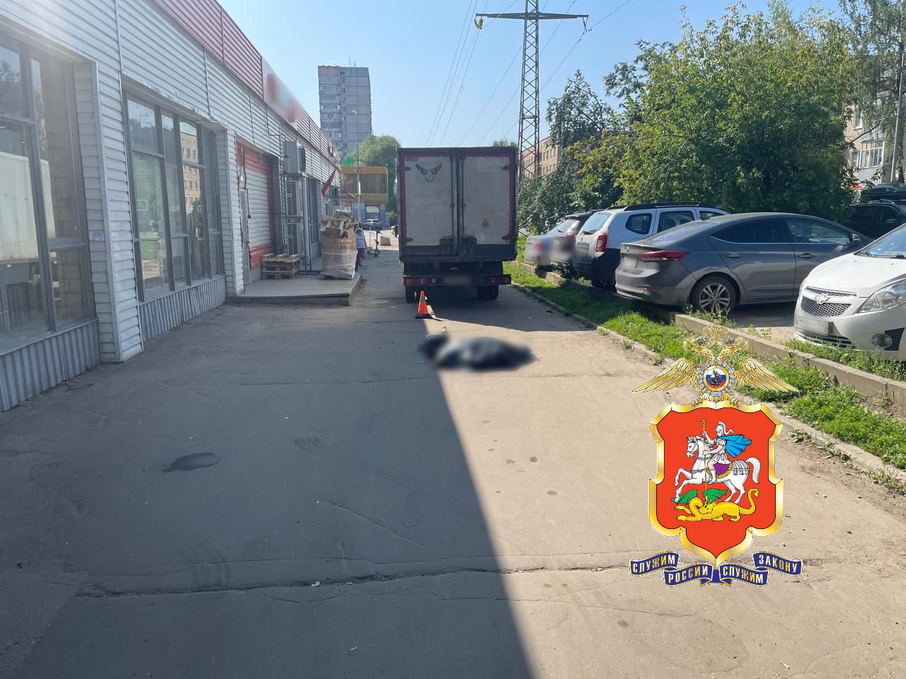 Сотрудниками полиции в отношении водителя, совершившего ДТП в Лобне, в котором погибла женщина, возбуждено уголовное дело  Сегодня во дворе одного из домов на улице Чехова произошло дорожно-транспортное происшествие.   «По предварительной информации, водитель 1997 года рождения, управляя автомобилем марки «ГАЗ», при движении задним ходом по придомовой территории допустил наезд на женщину 1940 года рождения. От полученных повреждений она скончалась на месте происшествия.  В отношении водителя следователем Следственного отдела ОМВД России по г.о. Лобня возбуждено уголовное дело по признакам преступления, предусмотренного ч. 3 ст. 264 «Нарушение правил дорожного движения и эксплуатации транспортных средств, повлекшее по неосторожности смерть человека» Уголовного кодекса Российской Федерации», – сообщила начальник Управления информации и общественных связей ГУ МВД России по Московской области Татьяна Петрова.