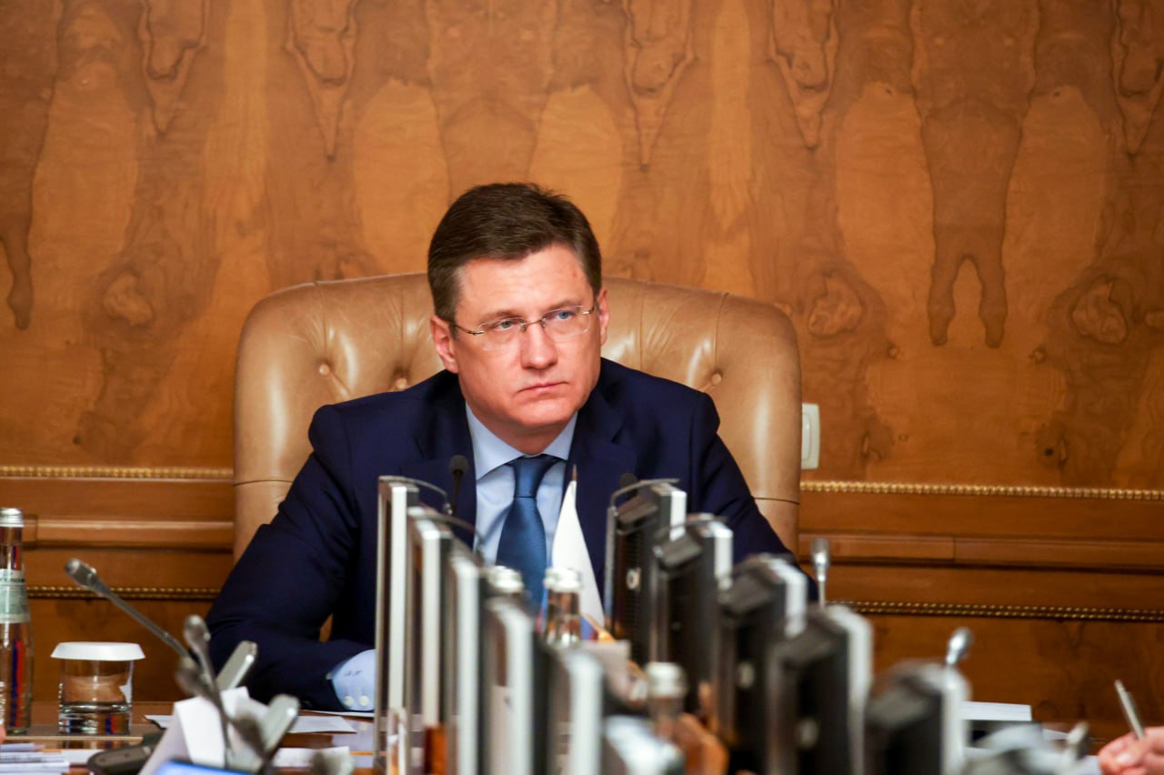 Александр Новак провел совещание по энергоснабжению центров обработки данных Основной темой совещания стали вопросы энергоснабжения ЦОД для развития искусственного интеллекта Работа по данному вопросу ведется в соответствии с поручением Президента ЦОД играют важную роль в развитии экономики и обеспечении технологического суверенитета Это стратегически важное направление для бизнеса и государства которое способствует повышению производительности надежности ИТ систем оптимизации ресурсов и росту энергоэффективности отметил Александр Новак По данным Минцифры и аналитического центра при Правительстве к 2030 году энергопотребление ЦОД в стране вырастет минимум в 2 5 раза с 1 до 2 5 ГВт Участники совещания обсудили необходимые меры для дальнейшего успешного развития искусственного интеллекта с точки зрения энергоснабжения По итогам совещания вице премьером было принято решение о создании рабочей группы под руководством Минэнерго России с участием энергетических технологических компаний и органов власти Рабочая группа рассмотрит различные предложения и варианты по энергоснабжению центров обработки данных для искусственного интеллекта в том числе за счет задействования существующих энергомощностей и создания новых мощностей в кооперации с технологическими компаниями Подписаться на Правительство России в MAX