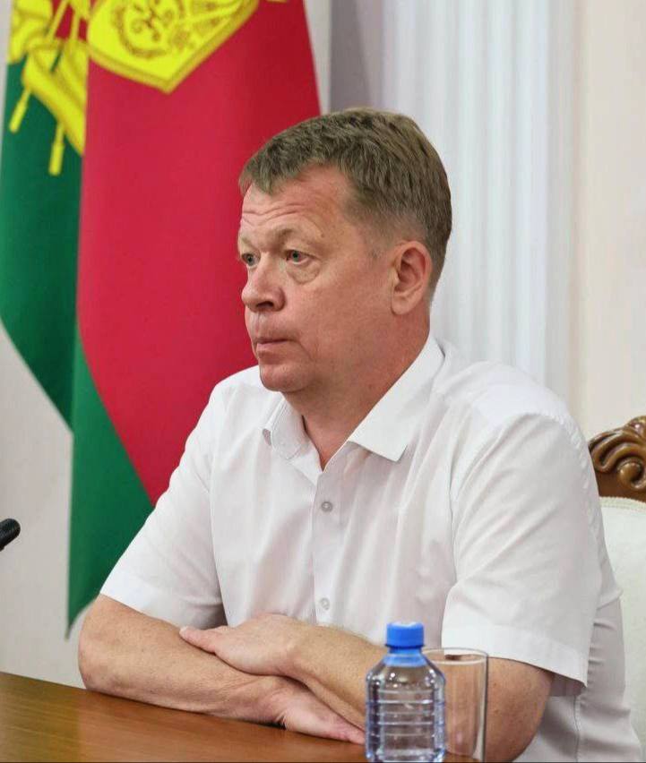 Обыски прошли у министра транспорта Краснодарского края Алексея Переверзева По информации Kub Mash после задержания его замов у следователей возникли вопросы и к самому министру Речь идет о госконтрактах на обслуживание дорог В том числе и тех которые выигрывала Стройюгрегион Ее владелец Александр Карпенко стал одним из ответчиков в иске Генпрокуратуры по делу экс депутата Госдумы Анатолия Воронцовского экс депутат Госдумы от Кубани ранее задержан находится в СИЗО Следствие утверждает что он Карпенко и их сообщники создали схему по распределению господрядов на дорожные работы между нужными им компаниями Теперь прокуроры требуют изъять у депутатов и их сообщников незаконно нажитое имущество При этом назначение Алексея Перверзева на пост министра транспорта по материалам дела лоббировал сам Вороновский Переверзев также проходит одним из ответчиков по этому иску Связь и запросы на размещение рекламы в Temruchok info bot Подпишись на Темрюк Инфо в MAX ВКонтакте Одноклассники