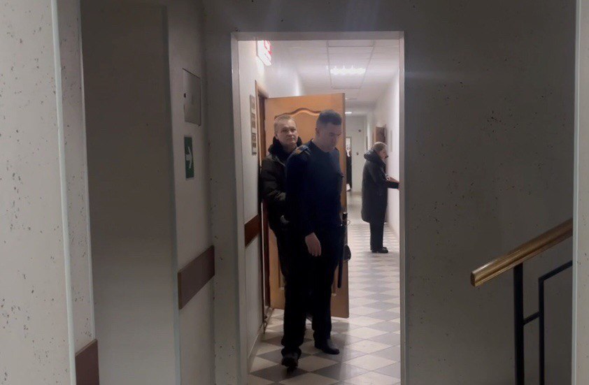 Житель Воскресенки торговал смертельным алкоголем в дачных магазинах Содержание метилового спирта превышало норму в сотни раз Осуждён житель сельского поселения Воскресенка за торговлю суррогатным алкоголем который убил троих человек Приговор вынесен в Волжском районном суде Мужчина признан виновным в хранении в целях сбыта и сбыте продукции не отвечающей требованиям безопасности жизни и здоровья потребителей повлекшем по неосторожности смерть двух и более лиц ч 3 ст 238 УК РФ Он продавал опасный для жизни алкоголь в дачных продуктовых магазинах в 2023 году Содержание метилового спирта в напитках превышало допустимую норму в сотни раз После употребления несертифицированного алкоголя погибли три человека Ещё двое получили вред здоровью различной степени тяжести Суд назначил виновному три года колонии общего режима В пользу потерпевших взыскана компенсация морального вреда в общем размере 1 1 млн рублей Осужденного взяли под стражу в зале суда