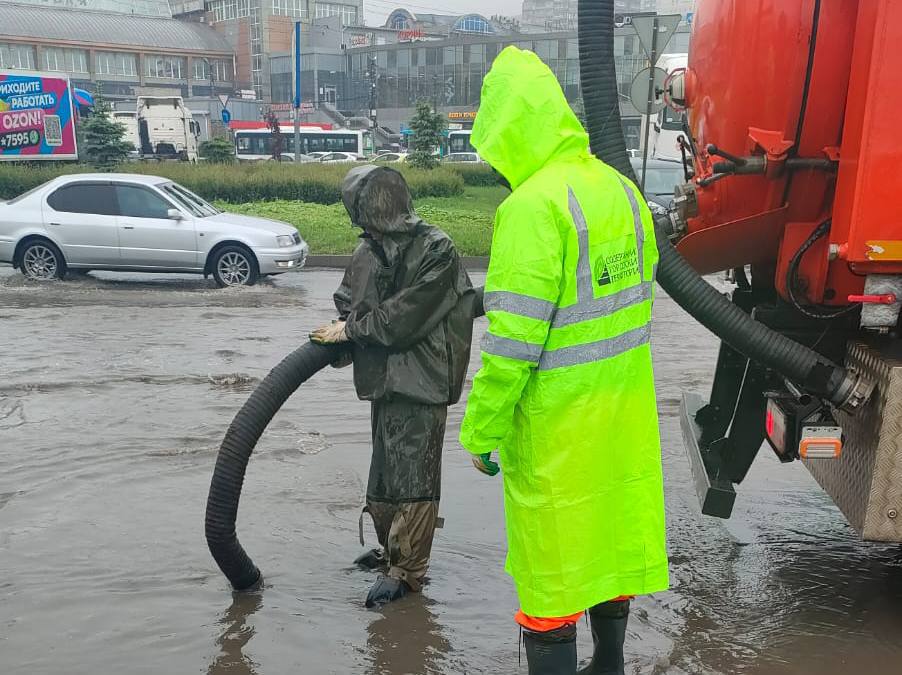 Ветер до 20 м с и сильный дождь Городские службы Владивостока работают в усиленном режиме По прогнозу синоптиков 25 сентября днём и ночью в городе будут идти дожди разной силы и дуть сильные порывы ветра до 17 20 метров в секунду Муниципальная служба СГТ внимательно следит за уровнем воды на дорогах и за количеством дождя чтобы вовремя устранять возможные проблемы Сейчас специалисты работают на дороге возле площади Луговой и откачивают воду с помощью специальной техники илососа В других местах вода уходит сама через ливнёвки Уже выпало около 10 мм осадков Дождь будет идти до ночи 26 сентября Фото СГТ dvved