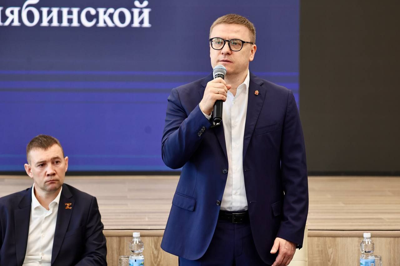 Алексей Текслер стабилен в качестве второго по влиятельности губернатора Урала  АПЭК опубликовало традиционный ежемесячный рейтинг влияния глав субъектов федерации. Региональный представитель Агенства в Челябинской области Андрей Лавров отмечает, что главным событием июня стал Петербургский международный экономический форум.  Во многом, изменения положения глав регионов в итоговом списке определялось тем, как субъекты и их управленческие команды работали на ПМЭФ, и от того, насколько эта работа отразилась на темпах развития субъектов, их инвестиционной и экономической привлекательности.  «При этом, Федеральный центр держит на особом контроле вопросы, связанные с технологическим развитием страны. В том числе, разумеется, и в оборонной сфере», — добавляет Лавров.  В этом контексте эксперты ожидают большей включённости глав индустриальных областей в обсуждение федеральной политики. Ярким примером является включение главы Южного Урала Алексея Текслера в рабочую группу по стратегическому развитию и национальным проектам. Такое решение принял президент.  Если же говорить о конкретном положении глав субъектов УрФО в списке, то окружной рейтинг продолжает возглавлять Алесандр Моор  Тюменская область, 7 место . Вторым по влиятельности остаётся губернатор Алексей Текслер  12 место . На 14 месте разместился глава Ханты-Мансийского автономного округа Руслан Кухарук. Он же и замыкает список уральских губернаторов, находящихся в группе с «очень сильным влиянием».   В общем и целом, представленные в данной группе губернаторы показывают большую или меньшую степень стабильности, перемещаясь максимум на одну-две позиции от месяца к месяцу.  Этого не скажешь про группу с «сильным влиянием». Денис Паслер, врио главы Свердловской области продолжает наращивать свой авторитет, отыгрывая по итогам июня четыре позиции  27 место .   Губернатор же ЯНАО Дмитрий Артюхов продолжает стремительно падать в рейтинге  по итогам мая минус 9 позиций, ещё минус 8 в июне , оказавшись в нынешнем списке на 50 месте. Сейчас глава Ямала балансирует на грани выхода из группы.  «Не простым месяц оказался и для Вадима Шумкова, Курганская область, переместившегося на 81-ю позицию», — завершает анализ позиций уральских губернаторов в рейтинге Андрей Лавров.