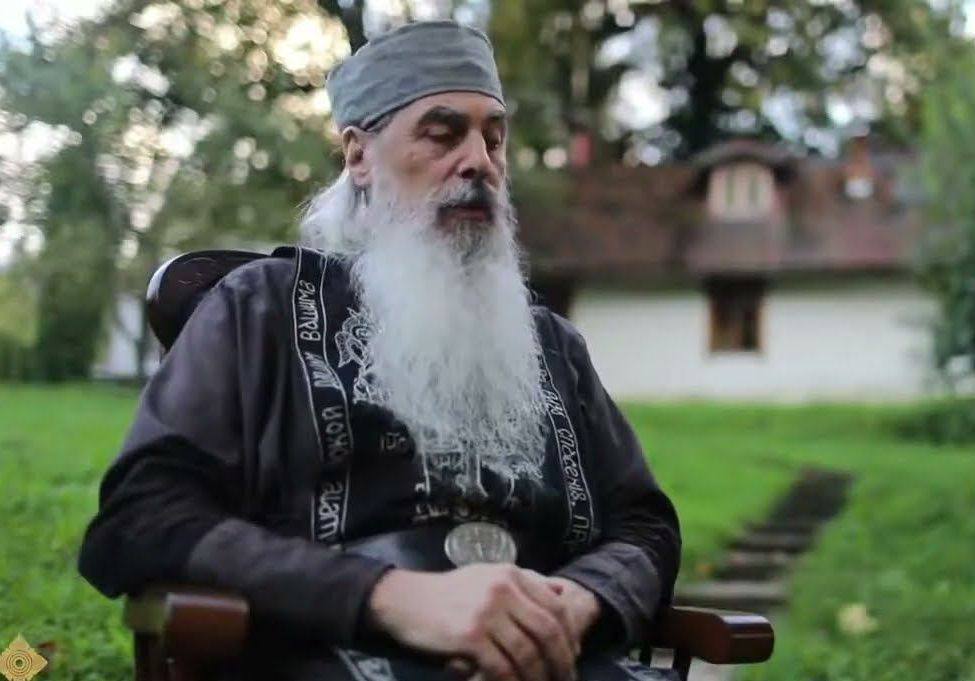 Схиигумен Гавриил, недавно высказавшийся об опасности превращения мигрантов в армию религиозных радикалов, освобожден от занимаемой должности в РПЦ МП. Перед этим на отца Гавриила с жестокой критикой обрушился генерал Алаудинов, назвавший батюшку «каким-то дебилом натянувшим рясу». При этом Апти Аронович высказал свою критику в адрес батюшки от лица «двух миллиардов мусульман». После всего заместитель замполита МО РФ заявил, что национализм - это зло, и как только он поднимает голову, ее надо срубать. Нюанс к том, что в проповеди отца Гавриила нет ни единого слова о чьей-либо этнической принадлежности. О каком национализме идет речь, неясно. Но факт в том, что генерал Алаудинов теперь может одним выступлением снимать русских священников со служения. ЖИВОВZ