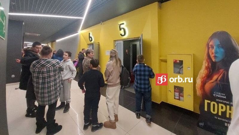 Цены космос оренбуржцы в шоке от цен на новогоднее кино По словам нашей подписчицы Надежды поход в кино с детьми в этом году ударил по кошельку Так билеты для семьи из четырех человек обошлись в 2600 рублей Дети захотели лимонады и попкорн еще около 2500 рублей В итоге вылазка из дома в праздники обошлась более чем в 5 тысяч рублей Ранее кстати горожане сообщали Вестям Оренбуржья что еще 30 декабря средняя стоимость билета в кино составляла около 250 рублей тогда как уже с 1 января цена на самые дешевые сеансы выросла до 650 рублей orengorodovoy теперь и в МАХ
