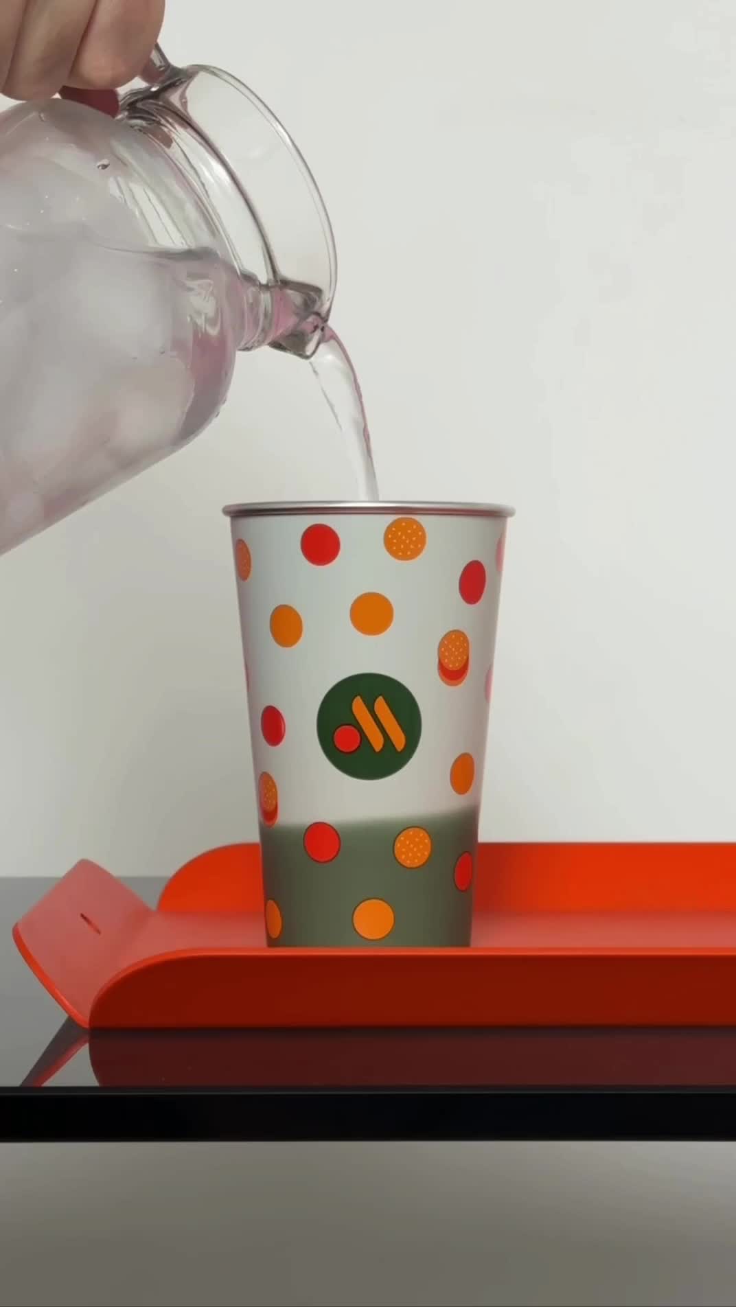 Во Вкусно и Точка стартует продажа многоразовых стаканов-хамелеонов