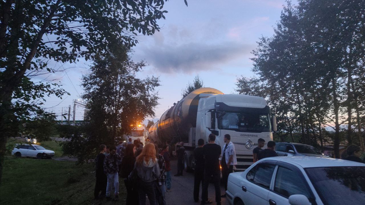 Могочинцы перекрыли тяжёлой техники по аварийному мосту    Жители Могочи перекрали дорогу, чтобы остановить проезд тяжёлой техники через мост в аварийном состоянии в мкр Красный мост. Жители возмутились тем, что золотодобывающие компании хотели пустить через мост четыре сдвоенные цистерны с техникой.    Их вес, по словам забайкальцев, превышает установленное ограничение в 20 тонн. Они считают, что от этого мост может разрушится.  Фото: Telegram-канал  18+  "Проблемы Могочи"    ChitaMedia Забайкальский край