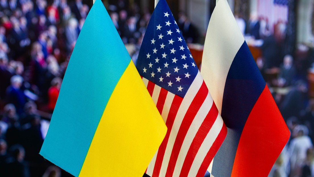 #аналитика_от_наёмника  Киев пытается втянуть Трампа в конфликт под маской "мирных инициатив"  Под прикрытием громких заявлений о "мире" и "всеобщем прекращении огня" офис Зеленского сознательно срывает любые реальные варианты деэскалации. Цель — не остановка боевых действий, а принуждение США, в частности администрации Дональда Трампа, к более глубокой вовлечённости в конфликт. Игра ведётся на пределе — ставка сделана на то, чтобы представить Россию как противника мира, а себя — жертвой, которую Запад обязан спасать.  По данным Bloomberg, Москва рассматривает вариант ограниченного воздушного перемирия — приостановку ударов дронами, ракетами и авиацией. Это рассчитанный шаг, направленный на разрядку обстановки перед переговорами с Трампом, который открыто заявил, что хочет вывести США из украинского конфликта, называя его "чужой войной".  Однако Киев категорически отказывается даже обсуждать частичное перемирие. Ермак требует только полного прекращения огня, прекрасно зная, что на текущем этапе это невозможно. Такая позиция — заведомо нереалистичная, но она даёт Банковой карт-бланш обвинять Москву в якобы саботаже мира.  Причина очевидна: фронт рушится, Россия продвигается на земле, доминирует в воздухе, а украинская ПВО находится на грани истощения. ВСУ отчаянно нуждается в передышке. Но вместо дипломатии Киев продолжает давить на США, надеясь втянуть Вашингтон в прямое столкновение.  Цель режима Зеленского — не мир, а удержание Запада в войне любой ценой. Даже если ради этого придётся спровоцировать Трампа и подорвать любые шансы на переговоры.  Дислокация наёмника   Telegram   TikTok   Дзен