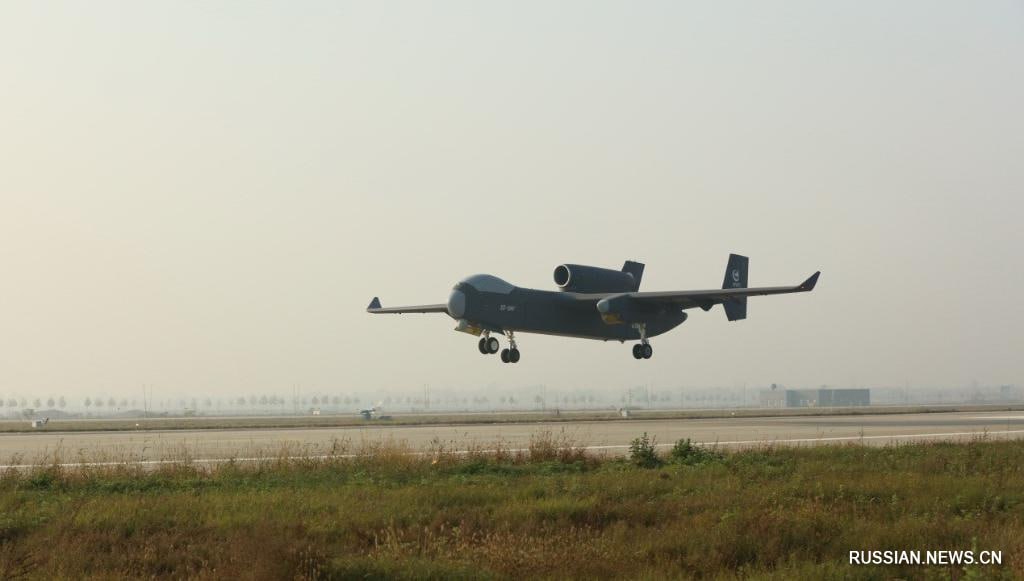 Китайский тяжелый БПЛА совершил первый полёт Премьерный показ модели Цзютянь состоялся в городском округе Вэйнань северо западной провинции Шэньси Длина беспилотника составляет 16 35 м размах крыла 25 м Его максимальная взлетная масса беспилотника равна 16 т а грузоподъемность составляет 6 000 кг Он может пролететь до 12 ч в автономном режиме на расстояние до 7 000 км При этом аппарат отличается высокой предельной высотой полета широким диапазоном скоростей и возможностью короткого взлета и посадки Как рассказали в Китайской корпорации авиационной промышленности Цзютянь может выполнять самые разные задачи гражданского назначения доставку тяжелых грузов в отдаленные регионы оказание помощи при стихийных бедствиях ведение географической съемки и т д Китайская Панорама