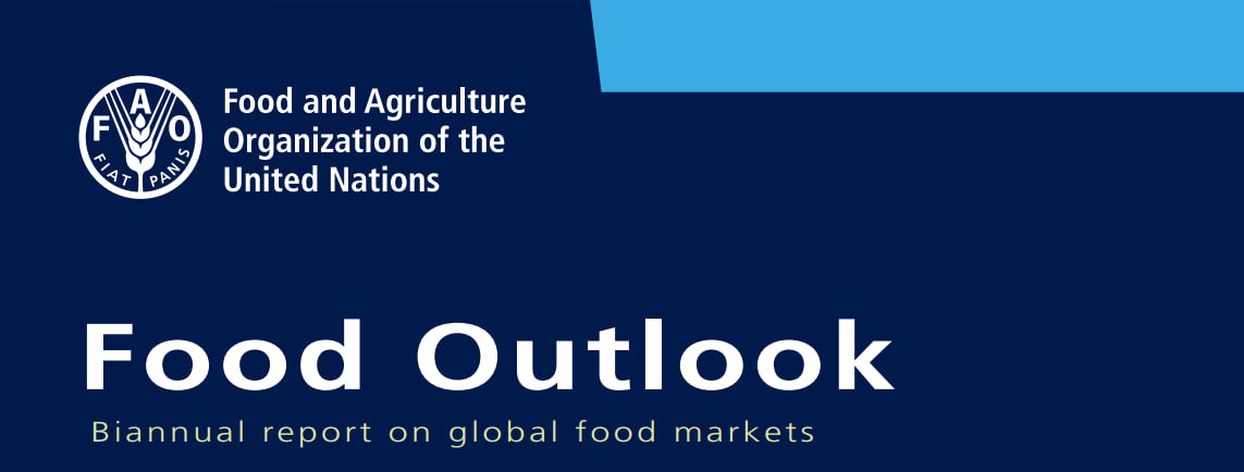 ФАО повысила прогноз роста объемов мирового выпуска и экспорта рыбной продукции в текущем году Согласно свежему отчету ФАО по рынку продуктов питания рост мирового производства рыбной продукции по итогам 2025 года оценивается на уровне 1 7 до 197 млн тонн Это чуть выше уровня который прогнозировался в июне 1 5 до 196 6 млн тонн Драйвером роста ФАО называет аквакультуру 2 7 Объём продукции промыслового рыболовства по прогнозам организации останется относительно стабильным на уровне 92 9 млн тонн рост на 0 7 При этом эксперты напоминают что сокращение ОДУ некоторых видов трески пикши и скумбрии приведёт к снижению вылова этих видов Увеличение стоимости мирового рыбного экспорта по итогам текущего года прогнозируется на уровне 193 3 млрд долларов с 184 млрд долл в 2024 году Данные оценки также повышены по сравнению с июньским отчетом причем прогноз для 2025 года вырос довольно заметно стоимость экспорта 2024 года оценивалась на уровне 180 6 млрд долл с ростом до 183 8 млрд долл в 2025 году Основной прирост в экспорте отмечается у Вьетнама который по данным ФАО добавил 1 млрд долларов США в 2025 году благодаря значительным поставкам в частности замороженного филе пангасиуса От АСРФ напомним что это один из главных аквакультурных конкурентов российской дикой белой рыбе Прогноз стоимости российского экспорта 5 2 млрд долл по данным ФАО это соответствует уровню 2024 года по российской статистике показатель 2024 года составил 4 9 млрд долл