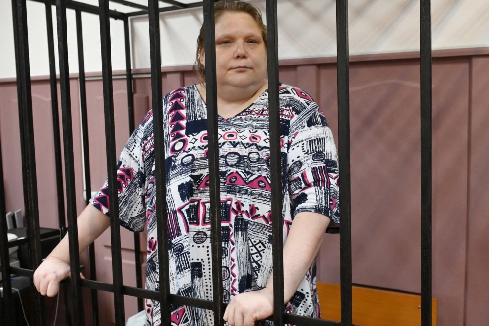 Журналистке Александре Баязитовой заменили отбывание в колонии на принудительные работы Судогодский районный суд Владимирской области назначил их сроком на 10 месяцев 18 дней По данным Mash суд в ходе заседания отметил что Баязитова хорошо работает в качестве швеи не нарушает правил в ИК ходит в храм В апреле Александре отказали в УДО на тот момент ей оставалось ещё три с половиной года в колонии до ноября 2028 го В октябре 2024 го женщина просила о помиловании так как у неё сахарный диабет гипертония глаукома плюс больная мама на иждивении В 2023 году автора блога Адские бабки приговорили к пяти годам лишения свободы за вымогательство Следствие считает что вместе с напарницей Ольгой Архаровой Баязитова вымогала деньги у топ менеджера Промсвязьбанка Александра Ушакова 1 2 млн рублей за отсутствие негативных публикаций Александра свою вину не признала Подписывайся на Mash