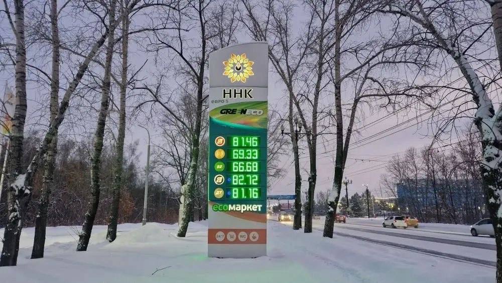 Бензин подорожал почти на рубль выросла цена топлива перед Новым годом Спустя ровно две недели после прошлого подорожания цены на АЗС ННК снова взлетели Все марки топлива подорожали почти на рубль стоимость АИ 95 в шаге от психологической отметки в 70 рублей DVHAB сравнил сколько стоил бензин в январе и сколько за него приходится отдавать теперь к концу года Прочитать статью полностью Подписаться на DVHAB   Написать в DVHAB