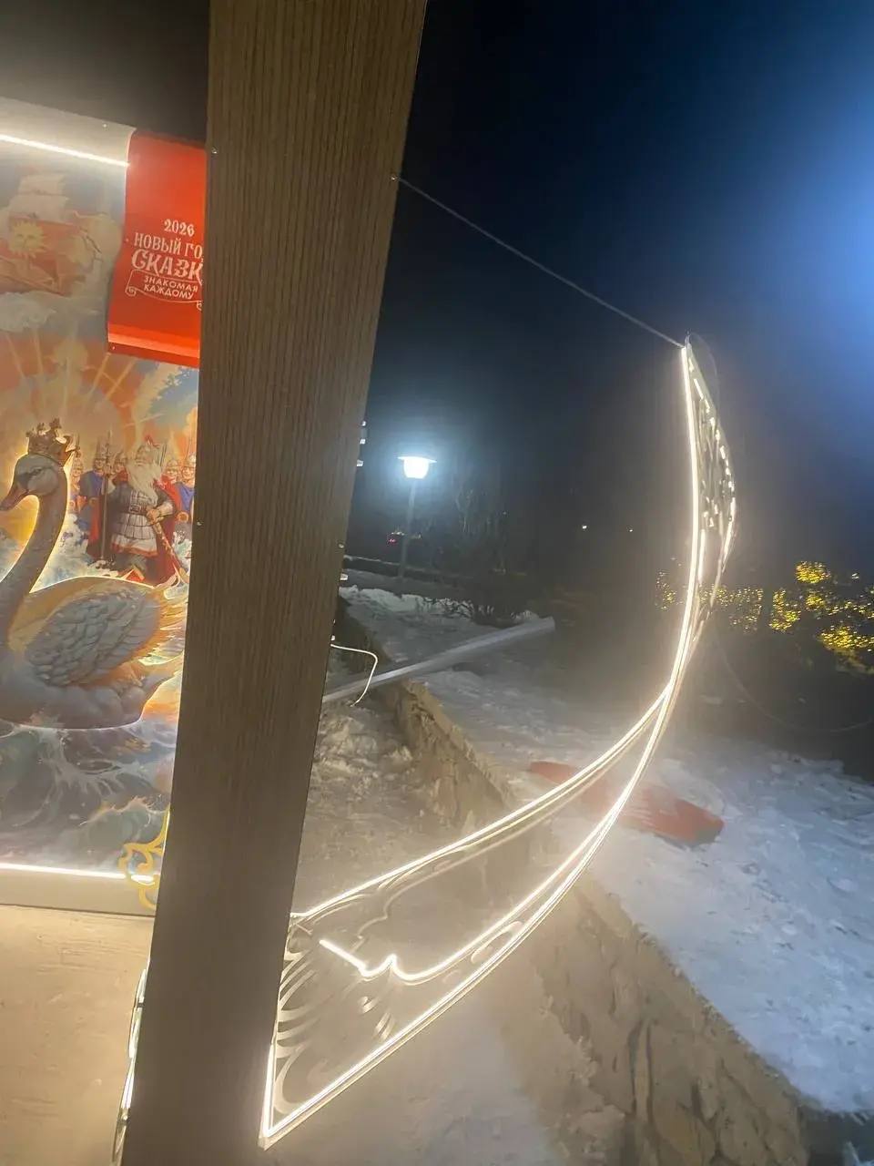 Вандалы в Чите вандалы повредили светодиодный арт объект Книга установленный на площади Революции Судя по характеру повреждений конструкцию явно ломали специально Случайными такие действия вряд ли могли быть По данному факту будет подготовлено заявление в полицию с просьбой отыскать разрушителей арт объекта заявила глава Читы Инна Щеглова