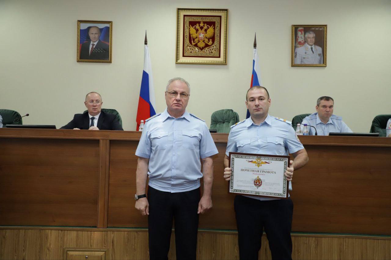 В ГУ МВД России по СКФО подвели итоги оперативно-служебной деятельности за 1 полугодие 2025 года.   Руководитель ведомства заслушал руководителей следственной части и оперативных подразделений по приоритетным направлениям деятельности. Докладчиками затронуты вопросы противодействия экстремизму и недопущению формирования в округе террористических ячеек, выявления и пресечения деятельности участников незаконных вооруженных формирований и их пособников, документирования преступлений, совершаемых в составе организованных групп и преступных сообществ, в том числе в сфере незаконного оборота наркотиков и оружия, а также фактов легализации преступных доходов.   Подробности