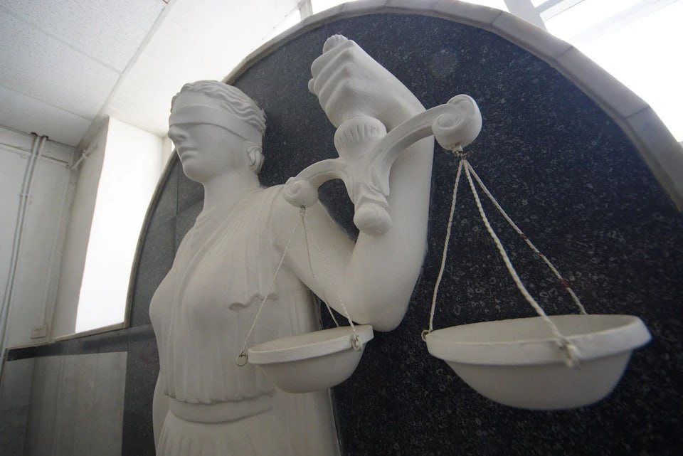 Житель Великолепетихского округа приговорен к 10 годам за убийство пенсионера   ‍  В Херсонской области вынесен приговор по уголовному делу в отношении 27-летнего жителя Великолепетихского округа. Как сообщила региональная прокуратура, он признан виновным в убийстве и краже.  «Суд установил, что в мае 2024 года осужденный, находясь в селе Николаевка, в ходе конфликта с ранее знакомым пожилым мужчиной нанес последнему пять ударов ножом в область шеи, от чего потерпевший скончался на месте происшествия», - пояснили в надзорном ведомстве.  На следующий день после преступления мужчина украл из дома убитого деньги - 37 тысяч рублей, после чего был задержан. С учетом мнения государственного обвинителя суд приговорил виновного к 10 годам лишения свободы. Все это время он будет находиться в колонии строгого режима.