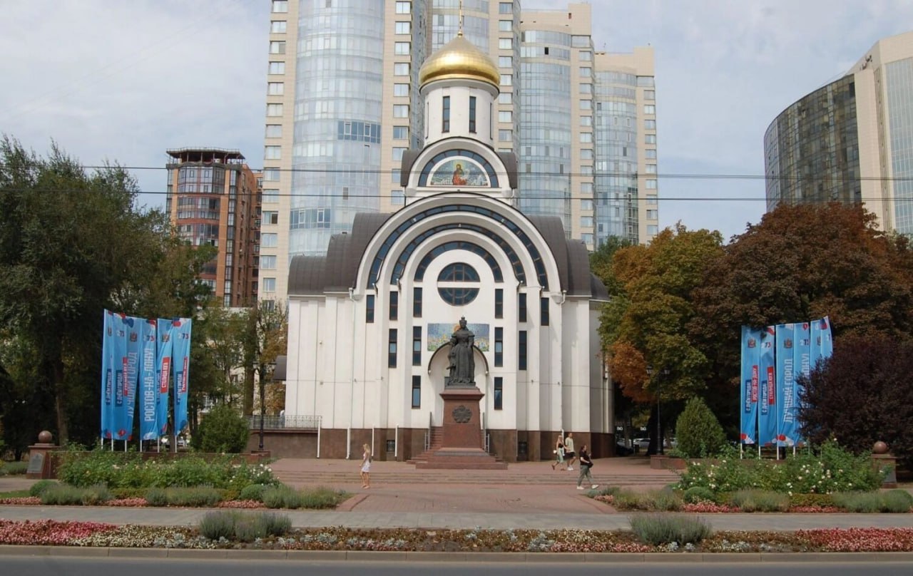 Власти Ростова урезали бюджет на украшение улиц ко дню города. В 2025 году на эти нужды потратят 14,4 миллиона рублей — в 2024 выделили 24,7 миллиона. Заявки от подрядчиков будут принимать до 6 августа. На эти деньги нужно будет установить праздничные инсталляции в следующих местах: На площади Воинской Славы по четыре штуки от стелы ; На площади перед центральным входом в парк Горького; На территории Южного въезда в город, у скульптурной композиции Тачанка; На площади Гагарина; На территории от площади Театральной до улицы Каяни; На площади перед Старо-Покровским храмом в Покровском сквере; На Комсомольской площади; На площади Стачки. Как будут выглядеть некоторые из них — уже сейчас можно увидеть на рендерах. Подписаться Прислать нам новость