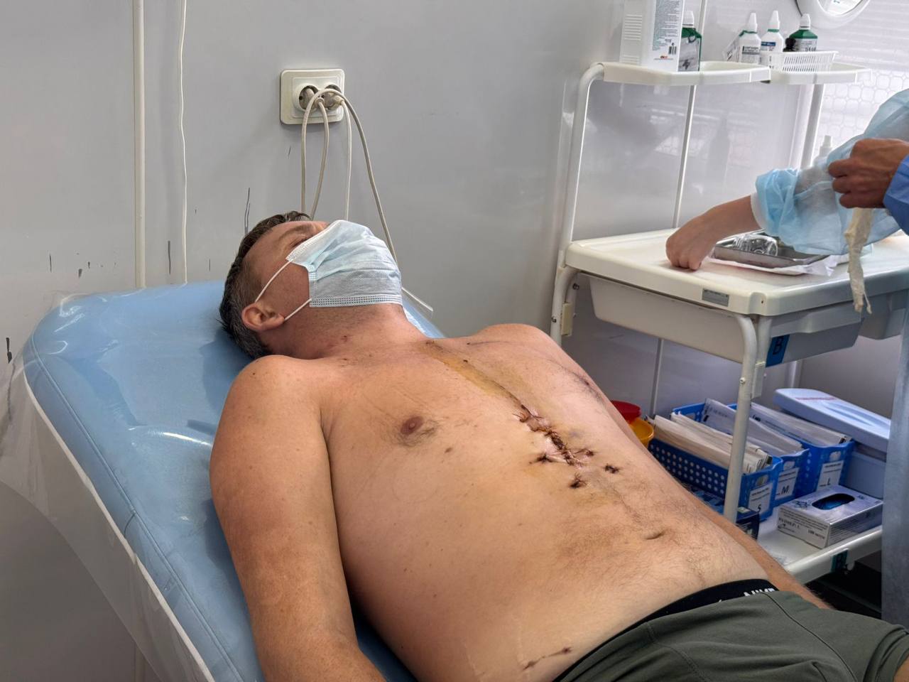 На Дальнем Востоке впервые провели трансплантацию сердца.  36-летний житель Спасска-Дальнего давно страдал от проблем с сердцем. Мужчина перенёс несколько сосудистых катастроф, его неоднократно транспортировали в региональный сосудистый центр с инфарктом миокарда. Однако лечение не приносило результата. Последний шанс на спасение — трансплантация сердца, рассказали Осторожно Media в Минздраве Приморского края:   Несмотря на все усилия и старания медиков, состояние сердца ухудшалось, а самое передовое оперативное и медикаментозное лечение не приносило результатов, — констатирует главный хирург-трансплантолог региона Михаил Антонов.   Пациента перевели в Первую краевую больницу во Владивостоке. Операция длилась почти восемь часов, к ней привлекли мультидисциплинарную бригаду специалистов разных профилей.   Доктора признаются, что долго готовились к этой операции, так как она состоит из нескольких этапов и один из самых важных — реанимационный:   Мало рассечь и сшить орган, операция по трансплантации сердца — это целый процесс, включающий несколько длительных и ответственных этапов. /…/ Здесь нужно понимать, что пациент после такого вмешательства должен находиться на аппарате «Искусственное сердце», который будет его питать кровью и поддерживать. Это постепенный обязательный процесс, помогающий «мотору» шаг за шагом «вспомнить» свои жизненно важные функции и функционировать в рабочем режиме.    Сейчас обладатель нового сердца переведён из реанимации в общую палату и чувствует себя хорошо. Впереди пациента ждёт реабилитация, после которой начнется жизнь вполне здорового человека.