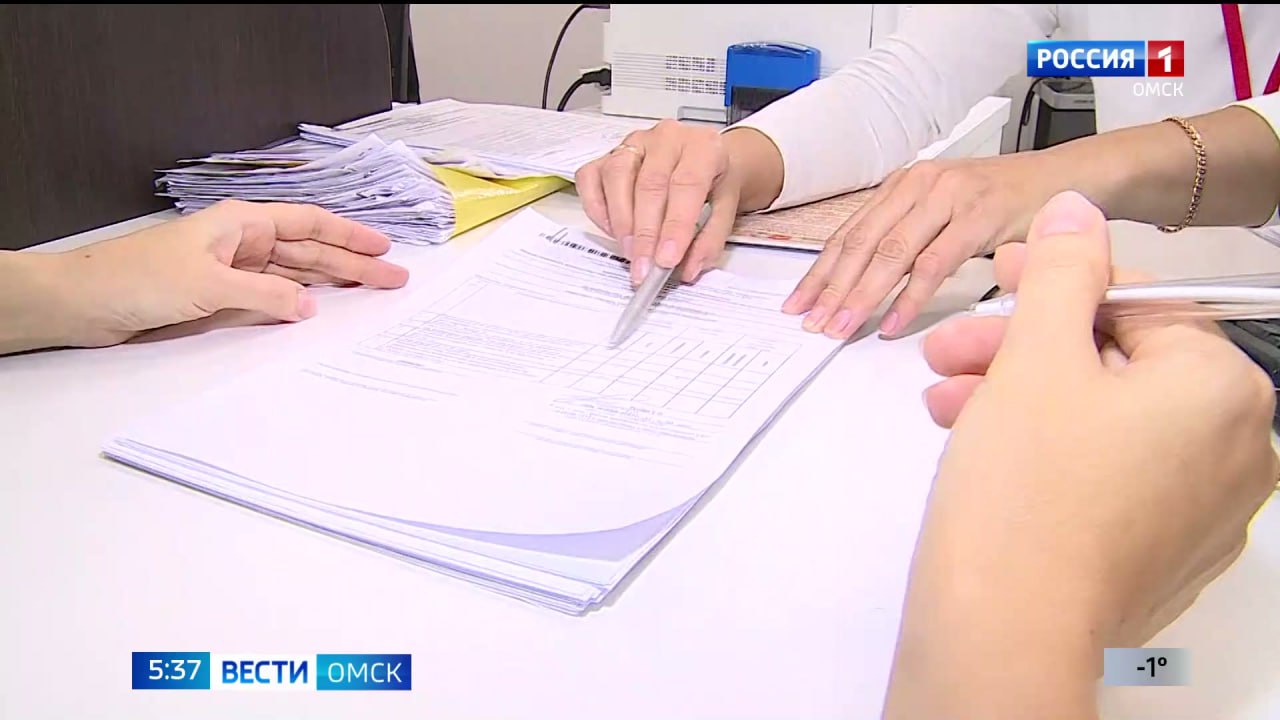 В Омске пресечена деятельность лжеюридической фирмы Сотрудники уголовного розыска при силовой поддержке Росгвардии выявили противоправную деятельность псевдоюридической организации, располагавшейся на улице 8 Марта. Задержан один из организаторов — житель Калмыкии. Под видом юридической помощи омичам предлагали решить вопросы с пенсиями, жильём и наследством, заключали договоры, не намереваясь исполнять условия. Услуги оценивались от 20 до 50 тысяч рублей. Устанавливается количество пострадавших и сумма ущерба. Задержанному предъявлено обвинение по ч. 3 ст. 159 УК РФ, он заключён под стражу. Подписаться Написать в редакцию