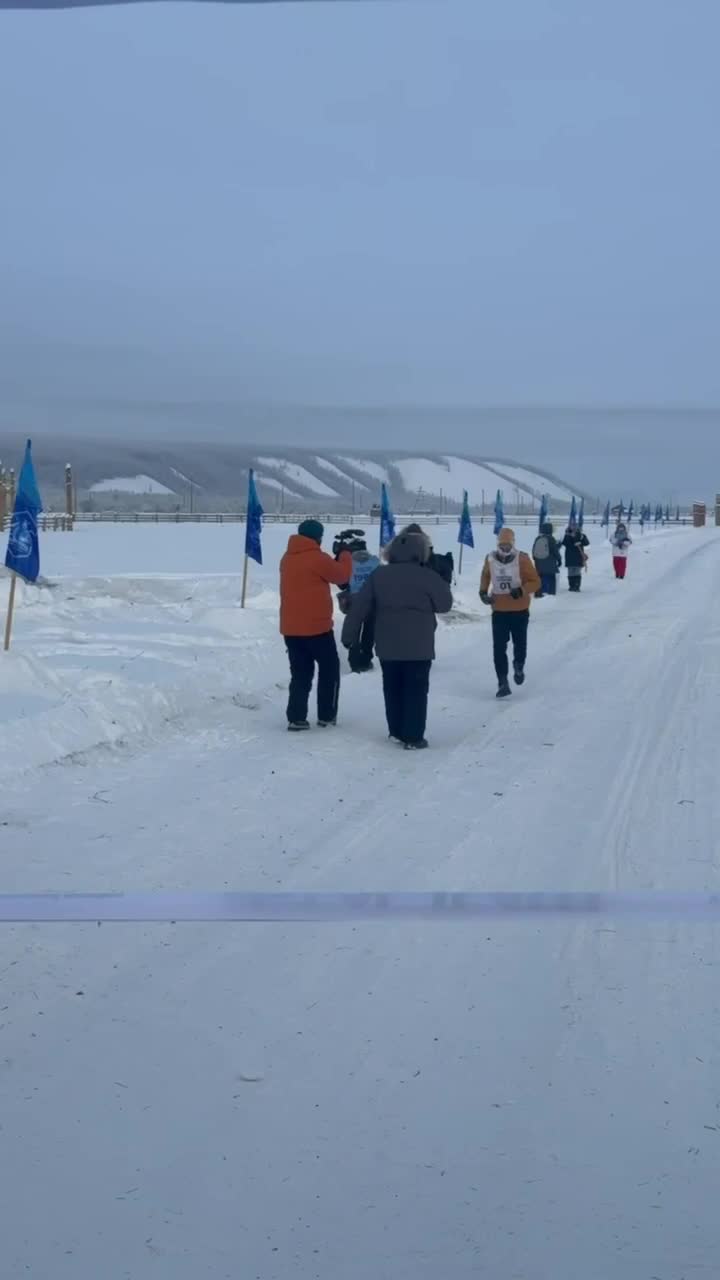 Алексей Смертин финиширует первым в своей категории на ультрамарафоне в Оймяконе