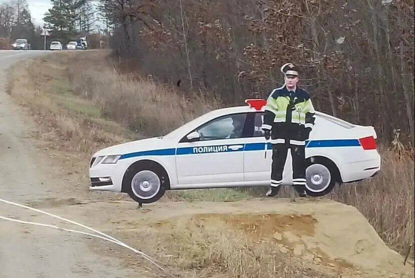 Водителей в Ульяновской области будут «пугать» муляжами камер и фальшивыми патрулями ДПС Правительство Ульяновской области усиливает контроль за безопасностью на дорогах для снижения уровня аварийности. Об этом сообщил заместитель председателя правительства Евгений Лазарев по итогам заседания профильной комиссии. Особое внимание будет уделено технологическому контролю. На аварийно-опасных участках и в местах концентрации ДТП, выявленных по итогам анализа 2024 года, установят не только стационарные комплексы фотовидеофиксации, но и специальные устройства-обманки. В регионе уже размещено 20 муляжей дорожных камер и 29 макетов патрульных автомобилей ДПС, которые призваны дисциплинировать водителей. Евгений Лазарев поручил министерству транспорта актуализировать перечень аварийных мест за 2025 год для планирования установки новых камер, а главам муниципалитетов — усилить информационную работу с населением. «Безопасность дорожного движения — наша приоритетная задача. Мы продолжим системную работу по улучшению инфраструктуры и усилению контроля для спасения человеческих жизней», — подчеркнул зампред правительства. Источник: ulpressa.ru Фото тематическое