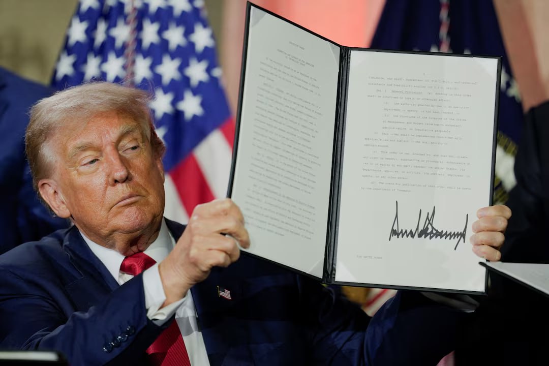 Новая эра ИИ: Трамп отменил ЛЮБЫЕ запреты для развития нейросетей в США.  Пунктов нового плана по развитию много, и это гарантированно изменит всё развитие ИИ в мире:  1. Любые федеральные барьеры отменены. Авторское право больше не действует для обучения и развития нейронок. Противники инициативы останутся без господдержки.  2. Правительство гарантирует поддержку open source, моделей без идеологии и свободы слова как нового KPI для моделей.  3. Землю под дата-центры и чиповые заводы будут раздавать почти бесплатно — лишь бы работали с американцами.  4. Прошлые ограничения администрации Байдена для ИИ отменяются.  5. США станет жёстче контролировать экспорт всей инфраструктуры и аппаратуры для ИИ.  6. Атомную энергетику ждут большие инвестиции, чтобы поддержать питанием крупные дата-центры нейрогигантов.  Нас ждёт что-то грандиозное.