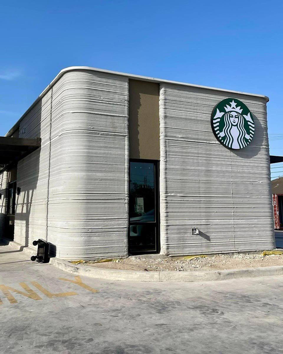 В США откроется первое кафе Starbucks, напечатанное на 3D-принтере Здание расположено в Браунсвилле, штат Техас. Оно было построено с использованием технологии 3D-печати COBOD, которая позволяет «печатать» бетонные конструкции послойно. Открытие запланировано на 28 апреля. Пока выглядит так себе и, скорее всего, хайп… #технологии